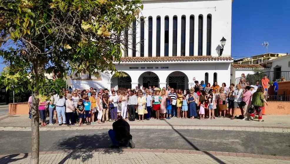 Concentracion de vecinos contra el racismo