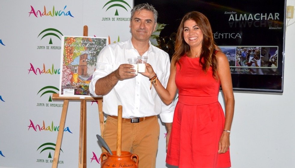 La delegada territorial  Nuria Rodríguez y el alcalde Antonio Yuste presentan la 51ª edición de la Fiesta del Ajoblanco de Almáchar.