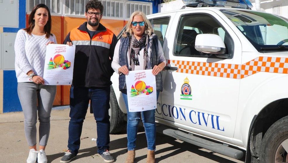 Muñoz, Villena y Pérez presentan la campaña de recogida juguetes de Torrox.