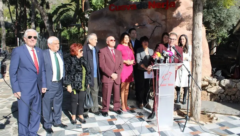 Miembros de la Fundación en la conmemoración del 61 aniversario del descubrimiento.