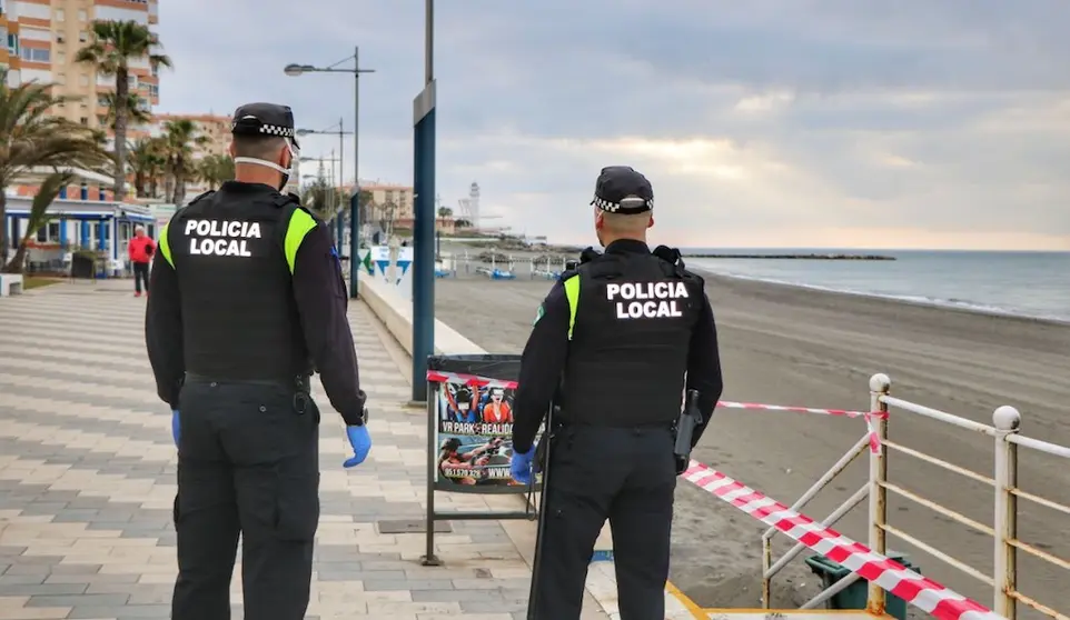 Policías vigilan las playas 1024