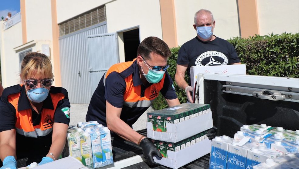 Ócar Medina y Protección Civil descargando alimentos donados