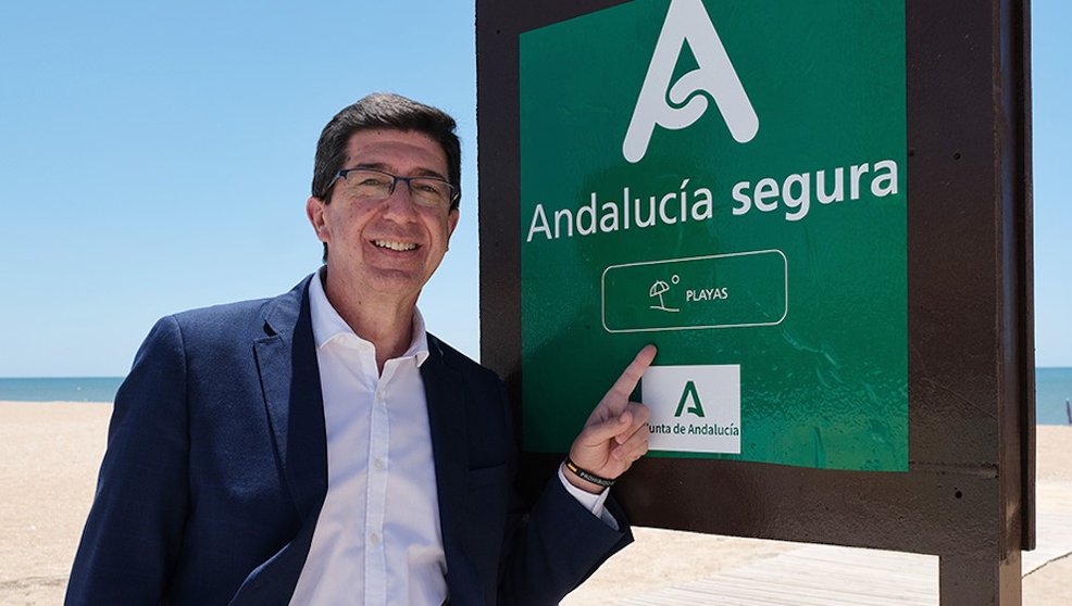 El vicepresidente Juan Marín junto al distintivo &#39;Andalucía Segura&#39; en una playa