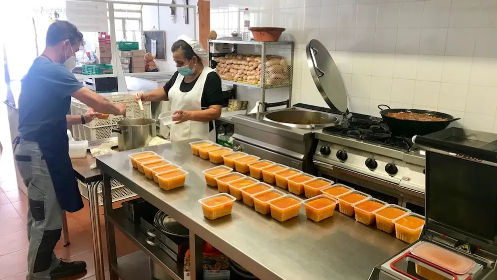 Trabajadores del comedor social de Emaús preparan los menús para los más necesitados.