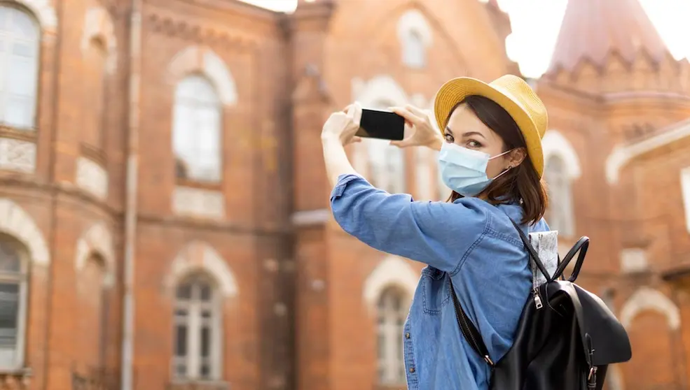 Turista con mascarilla