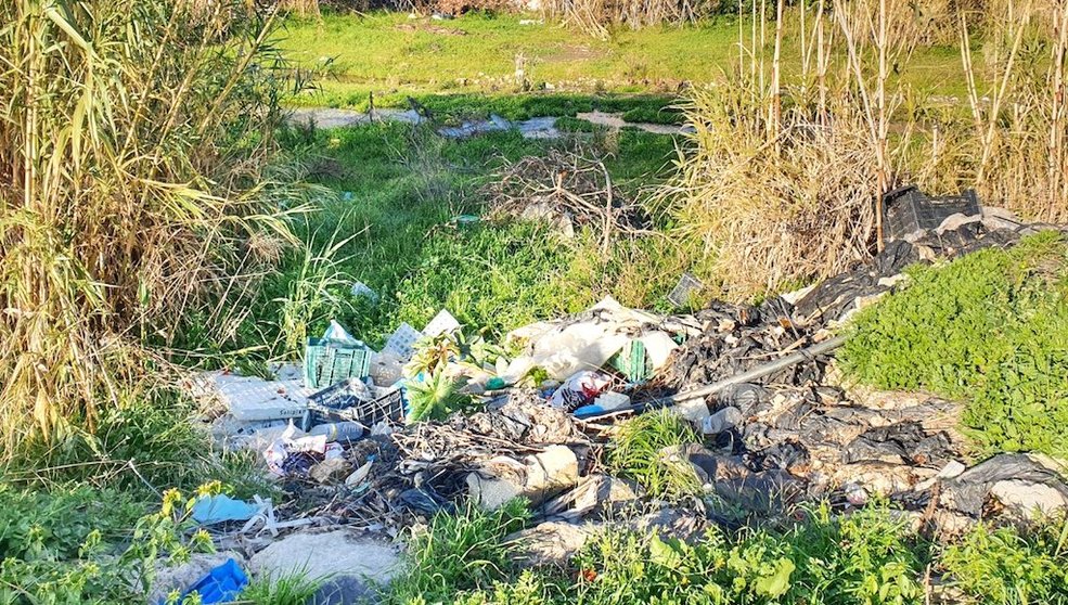 Residuos y plasticos vertidos en arroyos de Torrox