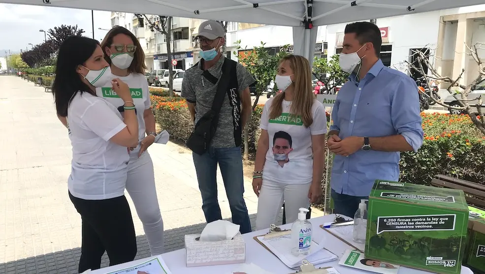 Pino con equipo de Andaluacía por Sí durante la campaña de recogida de firmas.