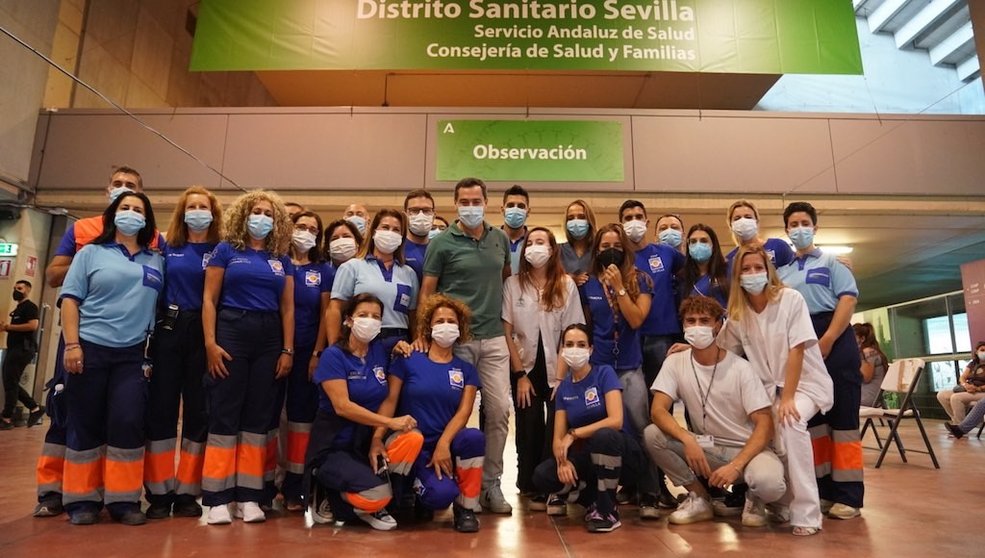 El presidente Juanma Moreno con personal sanitario